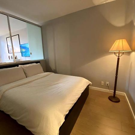Entire Condo In Heart Of Downtown Vancouver Exterior foto