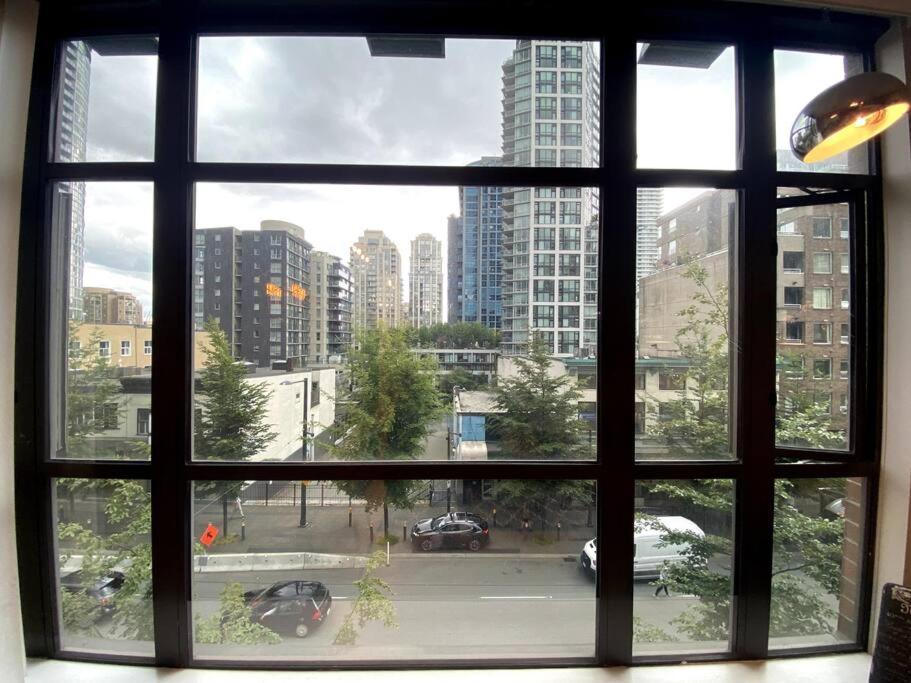 Entire Condo In Heart Of Downtown Vancouver Exterior foto
